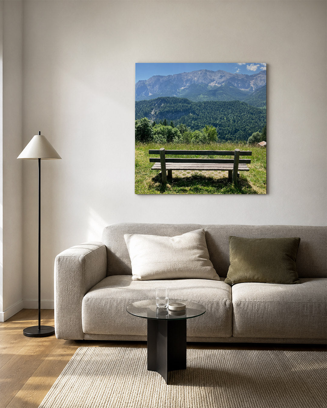 Berglandschap kunstwerk – vierkante wanddecoratie – een houten bankje staat voor een uitgestrekt berglandschap met groene