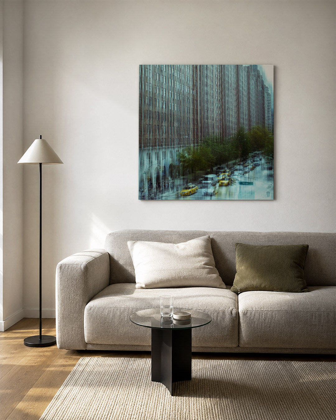 Stedelijke reflecties kunstwerk – vierkante wanddecoratie – deze kunstwerk toont een drukke stadsscène met hoge gebouwen en