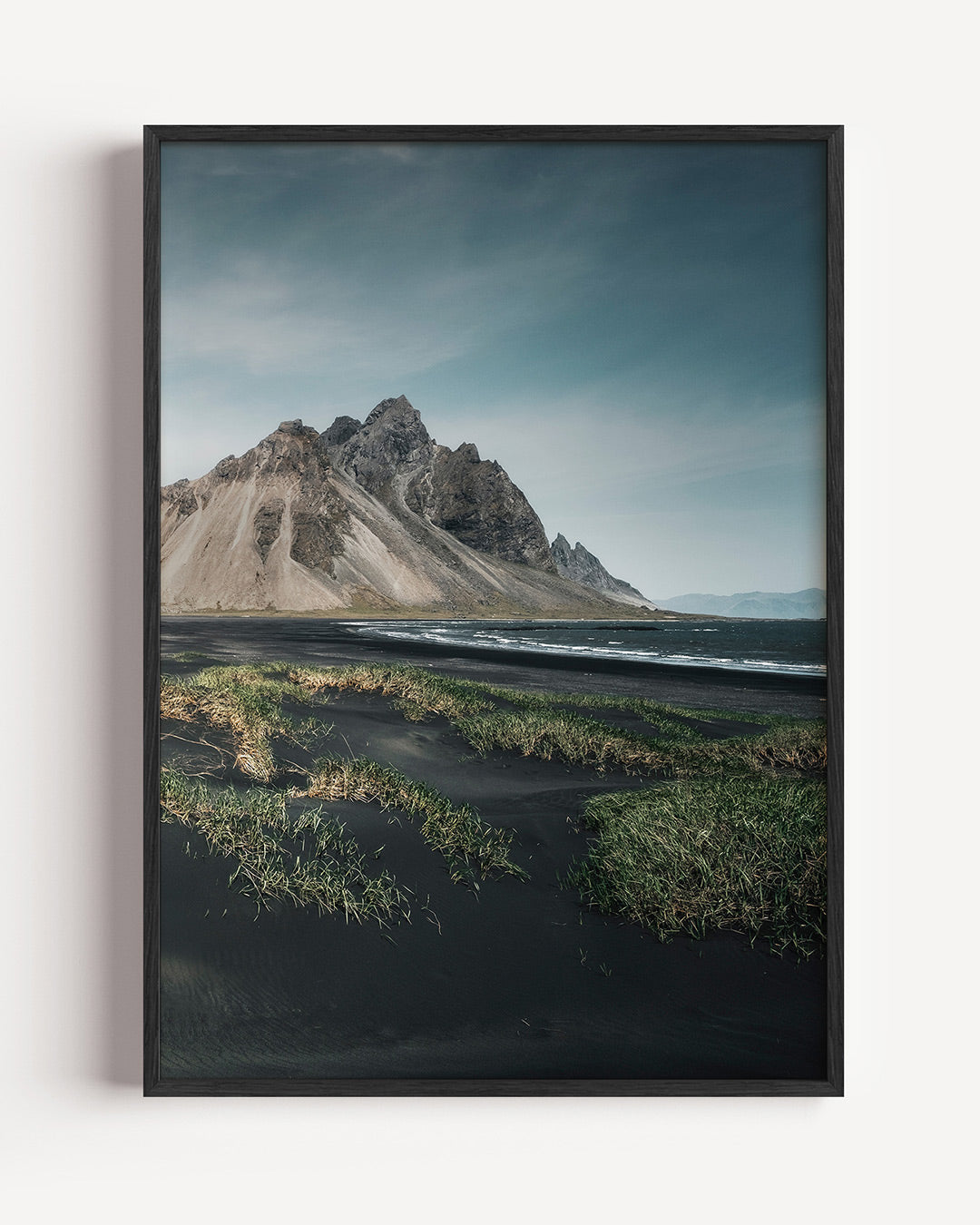 Berglandschap met zwarte zand poster – portret wanddecoratie – een indrukwekkend berglandschap met zwarte zandstranden en