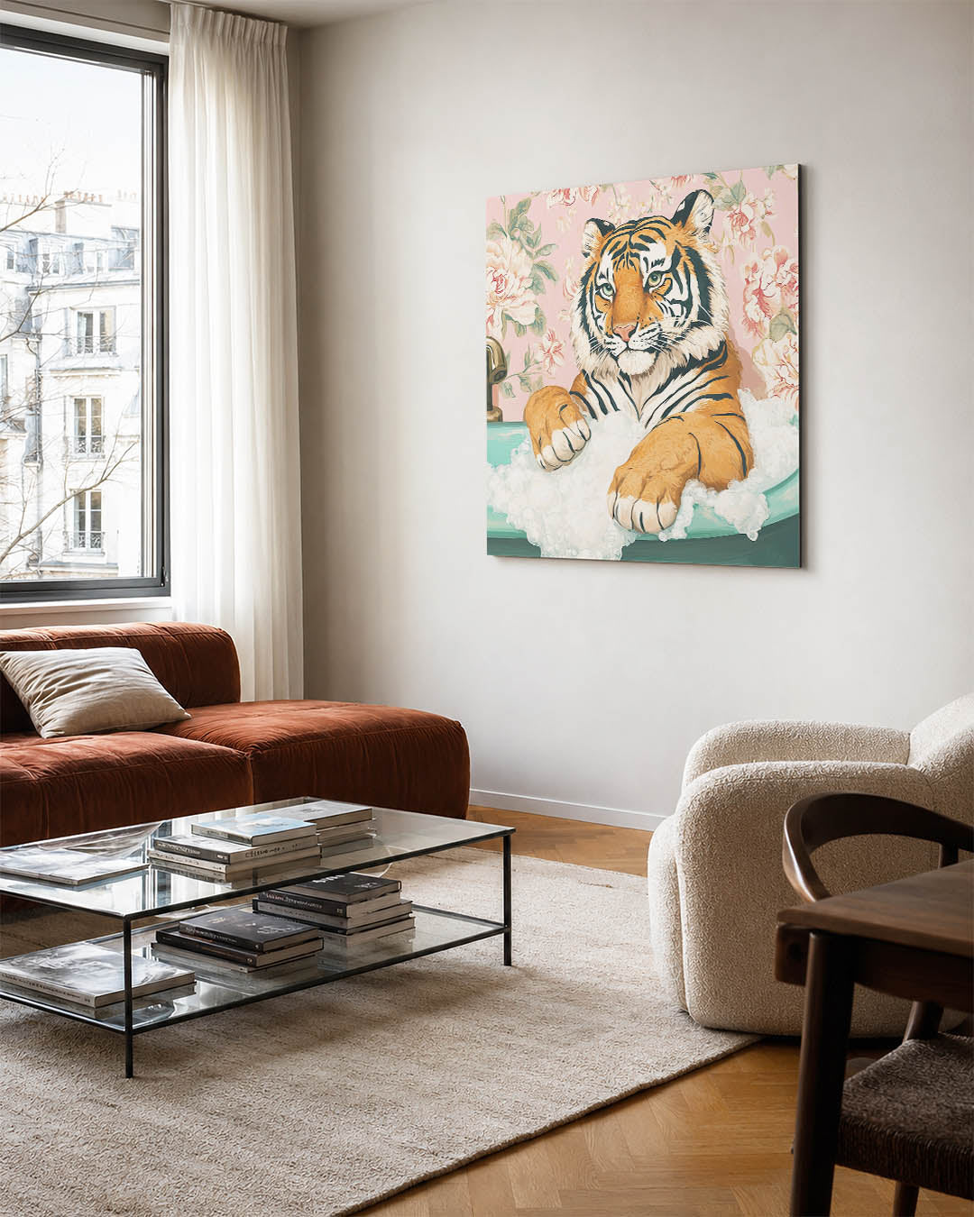Tijger in bad kunstwerk – vierkante wanddecoratie – dit kunstwerk toont een tijger ontspannen in een badkuip, omringd door