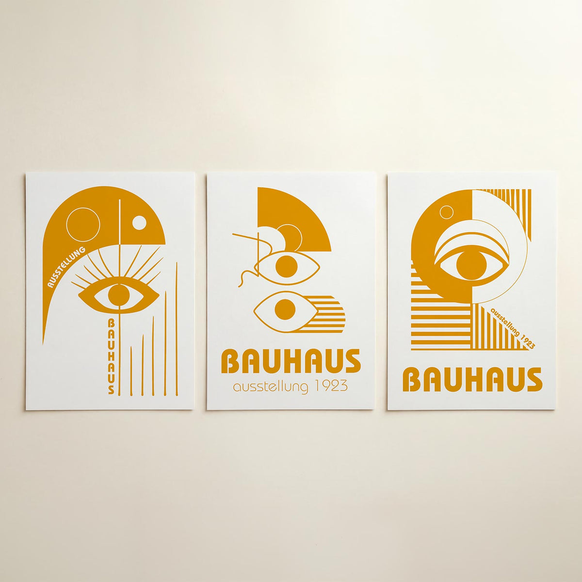 Oog en lijnen posterset – detailweergave – een opvallende oranje compositie met een groot oog centraal. Rechte lijnen en