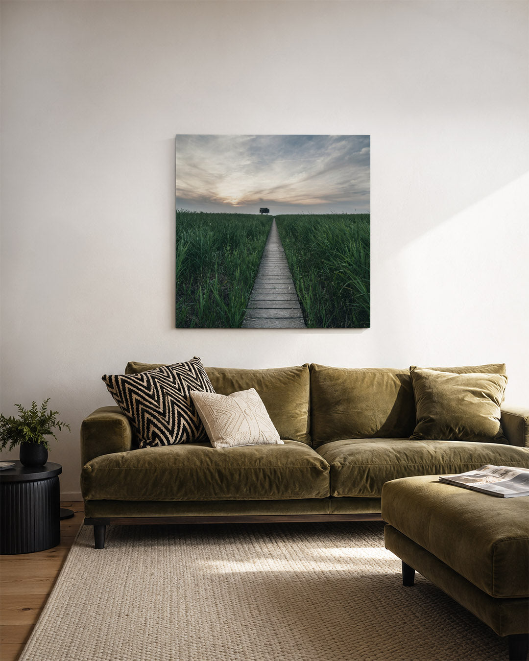 Pad door grasland kunstwerk – derde productweergave – een houten pad leidt door hoog gras naar een huisje aan de horizon