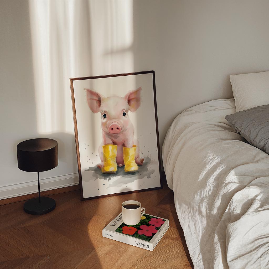Schattig Varkentje in Gele Regenlaarsjes – staande kinderkamer wanddecoratie van WallArtistic