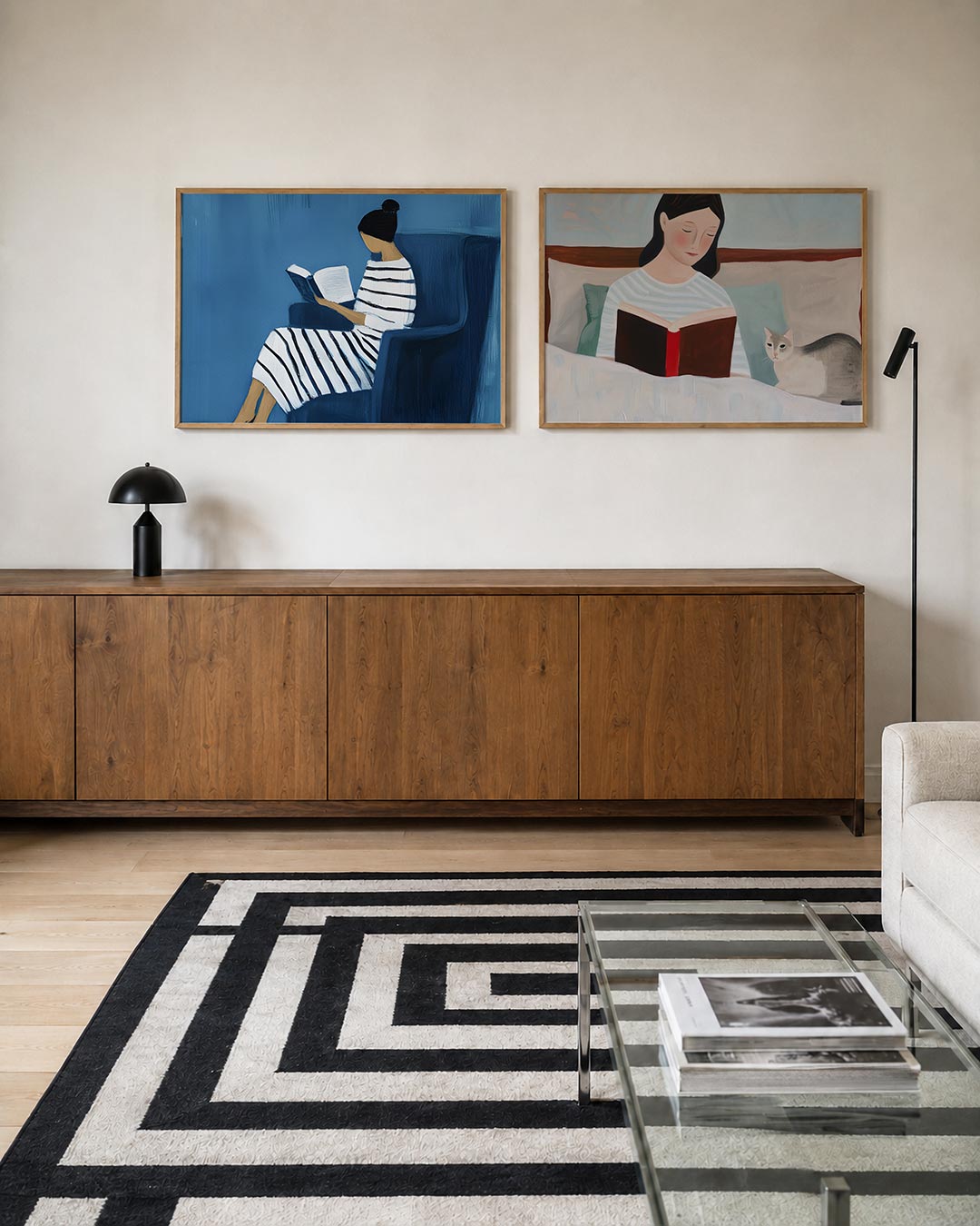 Twee liggende posters met een vrouw in een gestreepte jurk met een boek op een blauwe stoel, aan de muur in een interieur