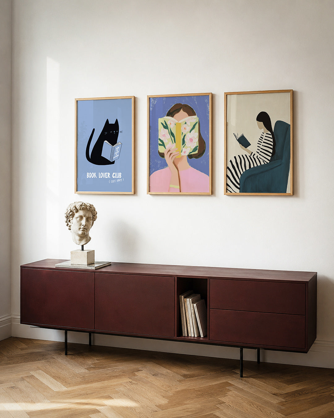 Katten en boeken posterset – tweede productweergave – een zwarte kat leest een boek op een zachte blauwe