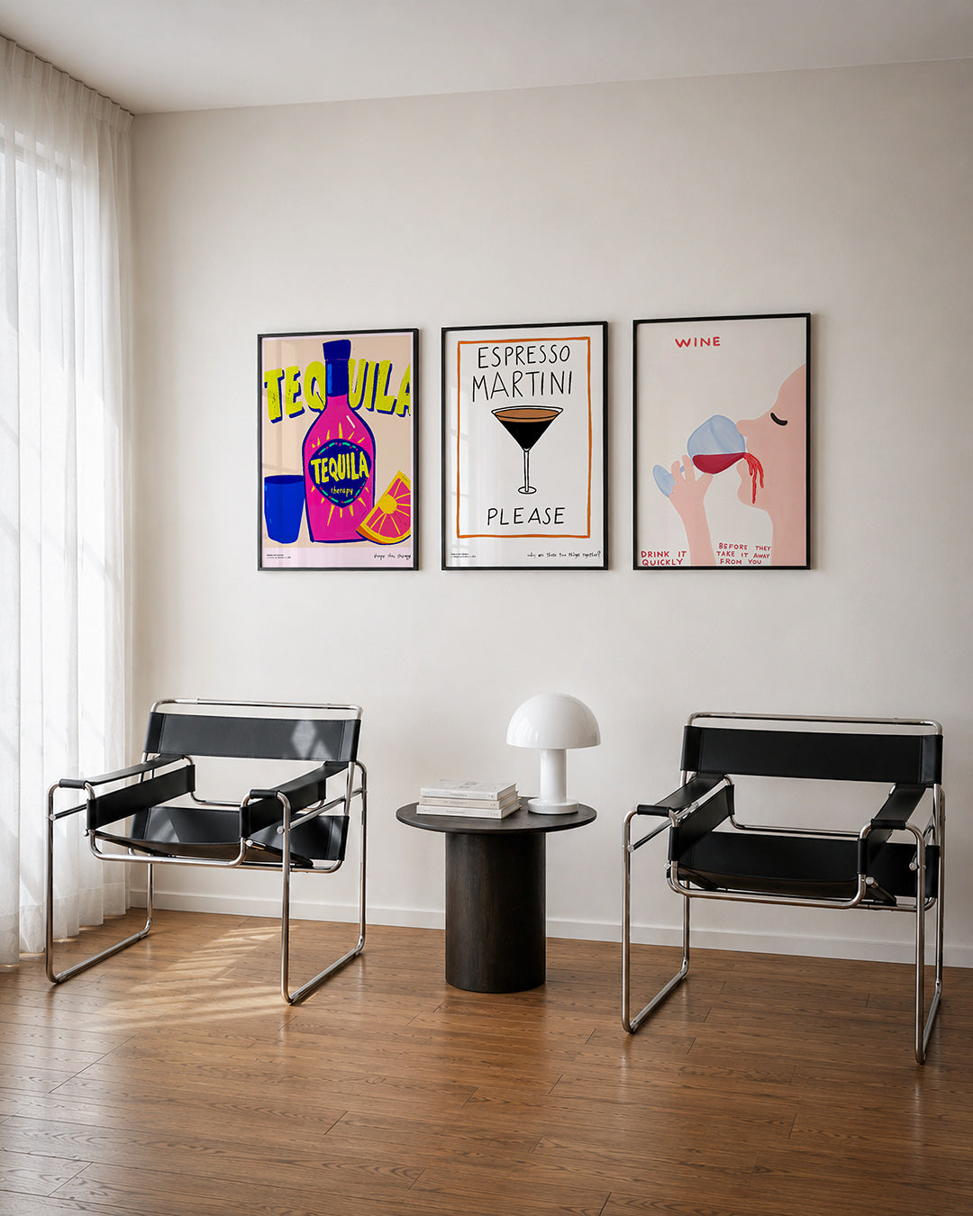 Kleurrijke flesvorm driedelige posterset – een felgekleurde fles met speelse typografie en