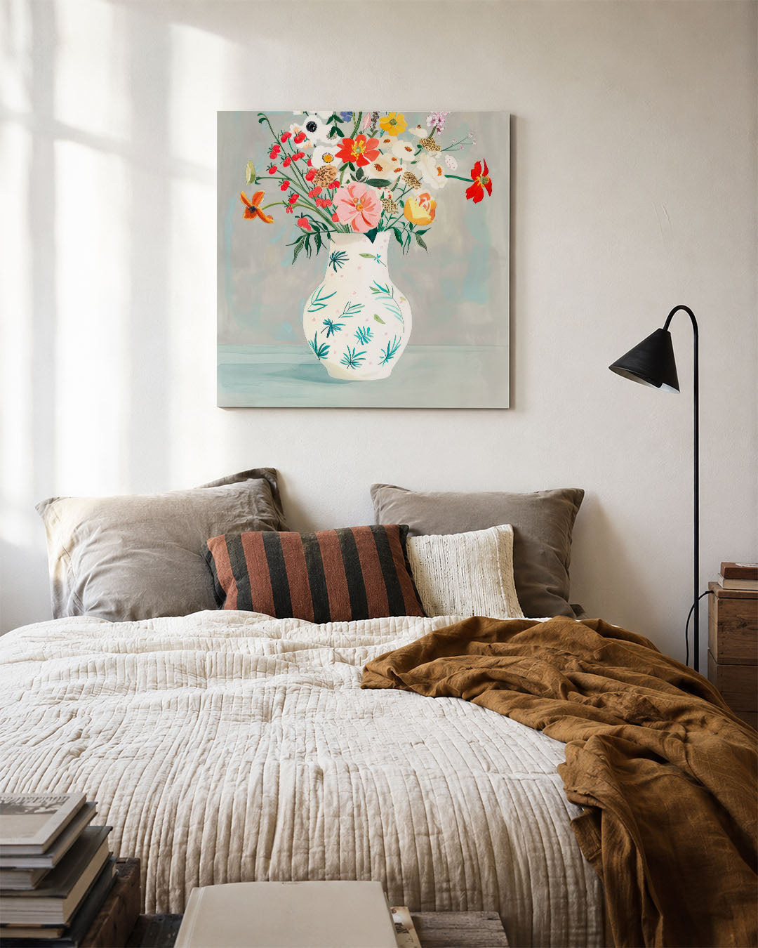 Bloemrijke vaas kunstwerk – detailweergave – dit werk toont een vaas met kleurrijke bloemen tegen een grijze achtergrond. De