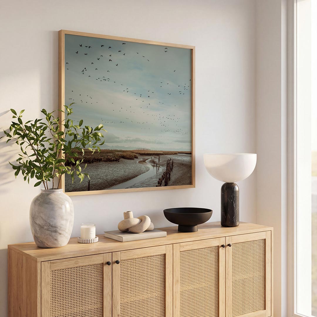 Vogels boven landschap poster – tweede productweergave – een serene lucht vol vogels boven een uitgestrekt landschap met een