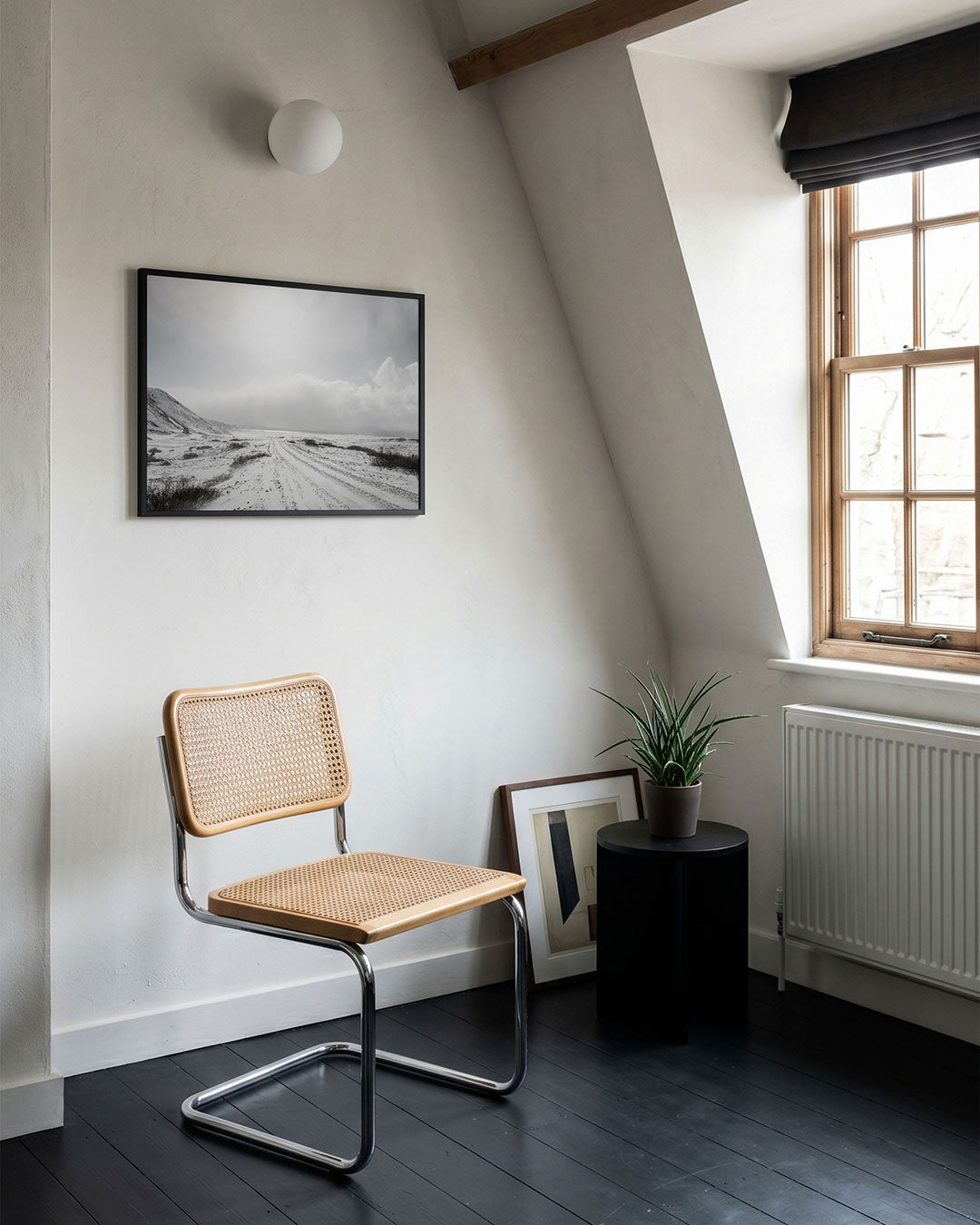 Besneeuwd berglandschap poster – tweede productweergave – een uitgestrekt, besneeuwd landschap met een berg aan de linkerkant