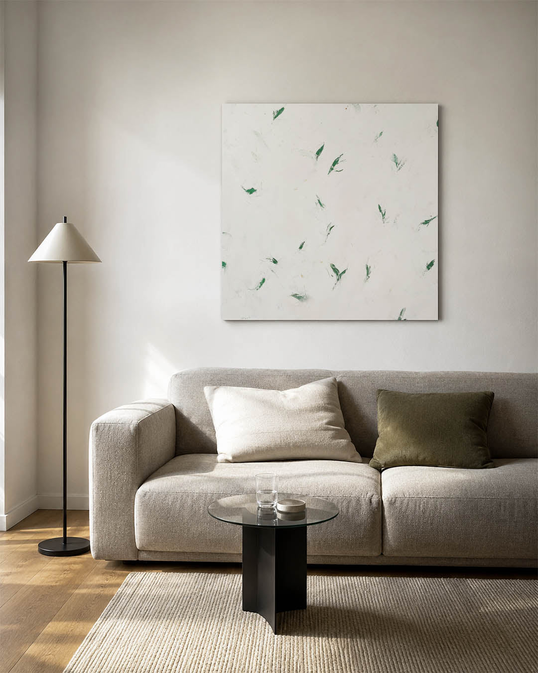 Subtiele groene accenten kunstwerk – vierkante wanddecoratie – dit werk toont een lichte achtergrond met verspreide groene