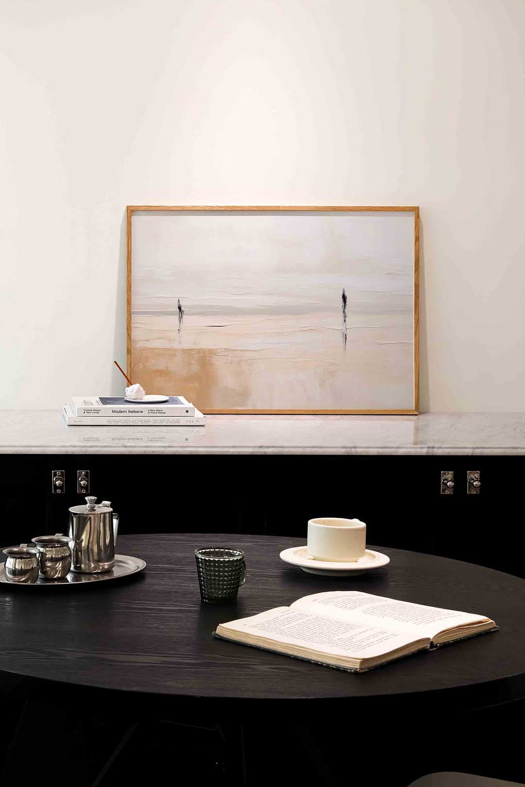 Twee figuren in landschap – abstracte poster in liggend formaat