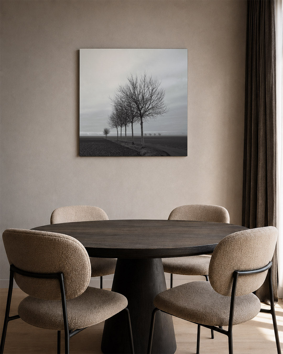 Landschap met bomen kunstwerk – tweede productweergave – een rij kale bomen langs een pad in een open landschap. De lucht is
