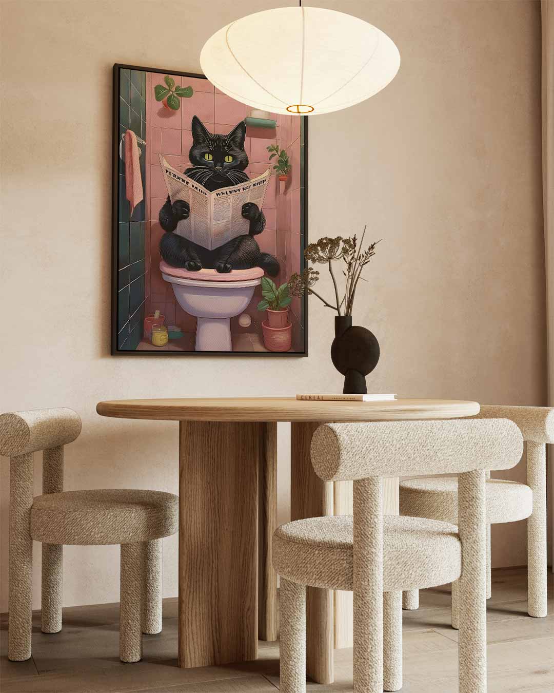 Kat Met Krant in de Badkamer – dibond wanddecoratie in staand formaat