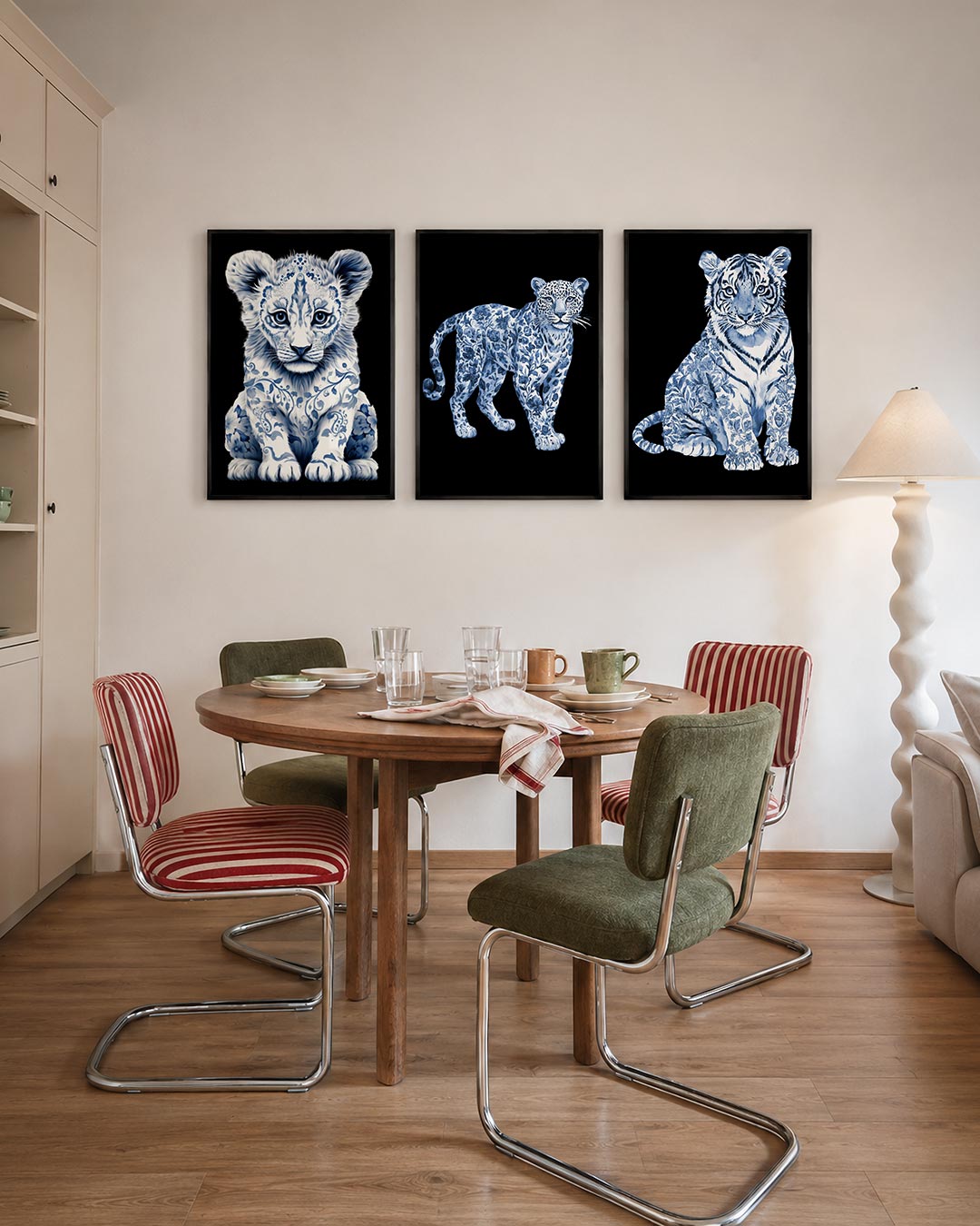 Dierenpatroon harmonie driedelige posterset – een jonge leeuw met sierlijke blauwe patronen op een zwarte