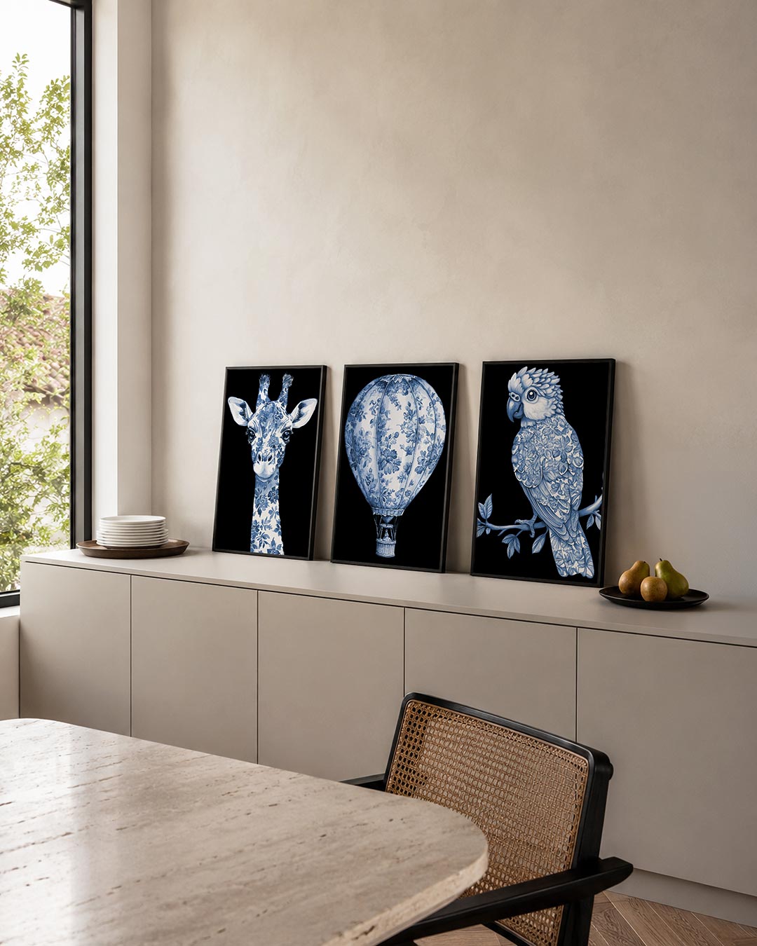 Floral giraffe posterset – detailweergave – een sierlijke giraffe met een patroon van blauwe bloemen op