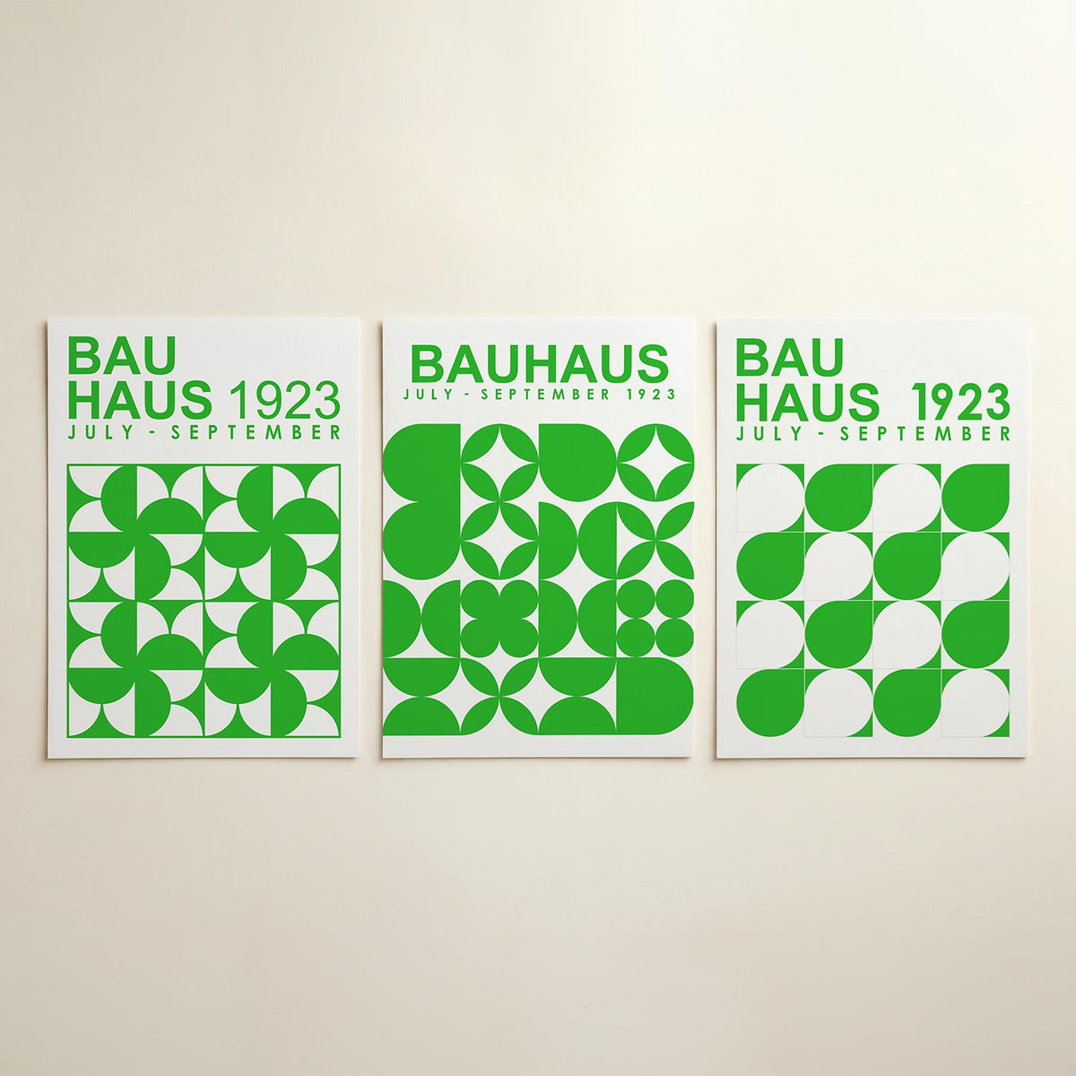 Groene vormenritme driedelige posterset in interieur