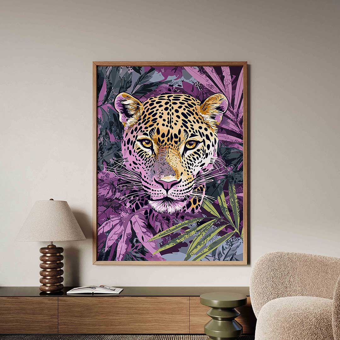 Luipaard in bladeren – dieren poster in staand formaat