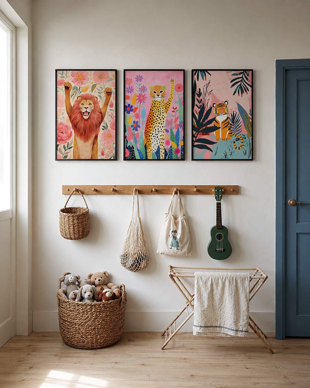 Jungle en tijger posterset – detailweergave – een speelse tijger zit tussen grote bladeren op een roze