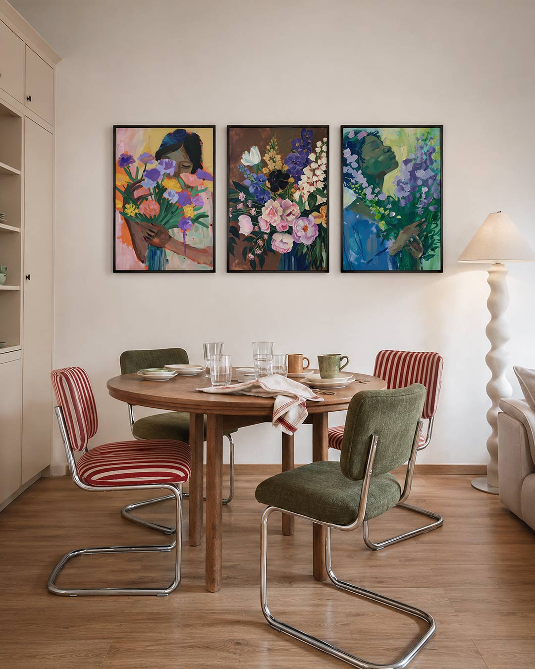 Bloemen en kleuren driedelige posterset – een vrouw omarmt een kleurrijk boeket bloemen