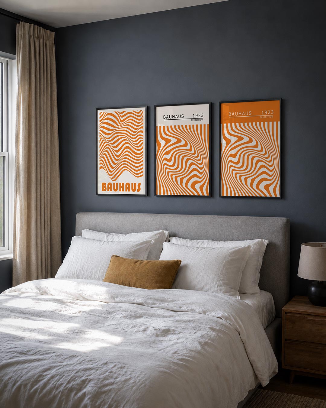 Golvend lijnenspel posterset – derde productweergave – deze posterset in drie delen toont een dynamisch lijnenspel in oranje