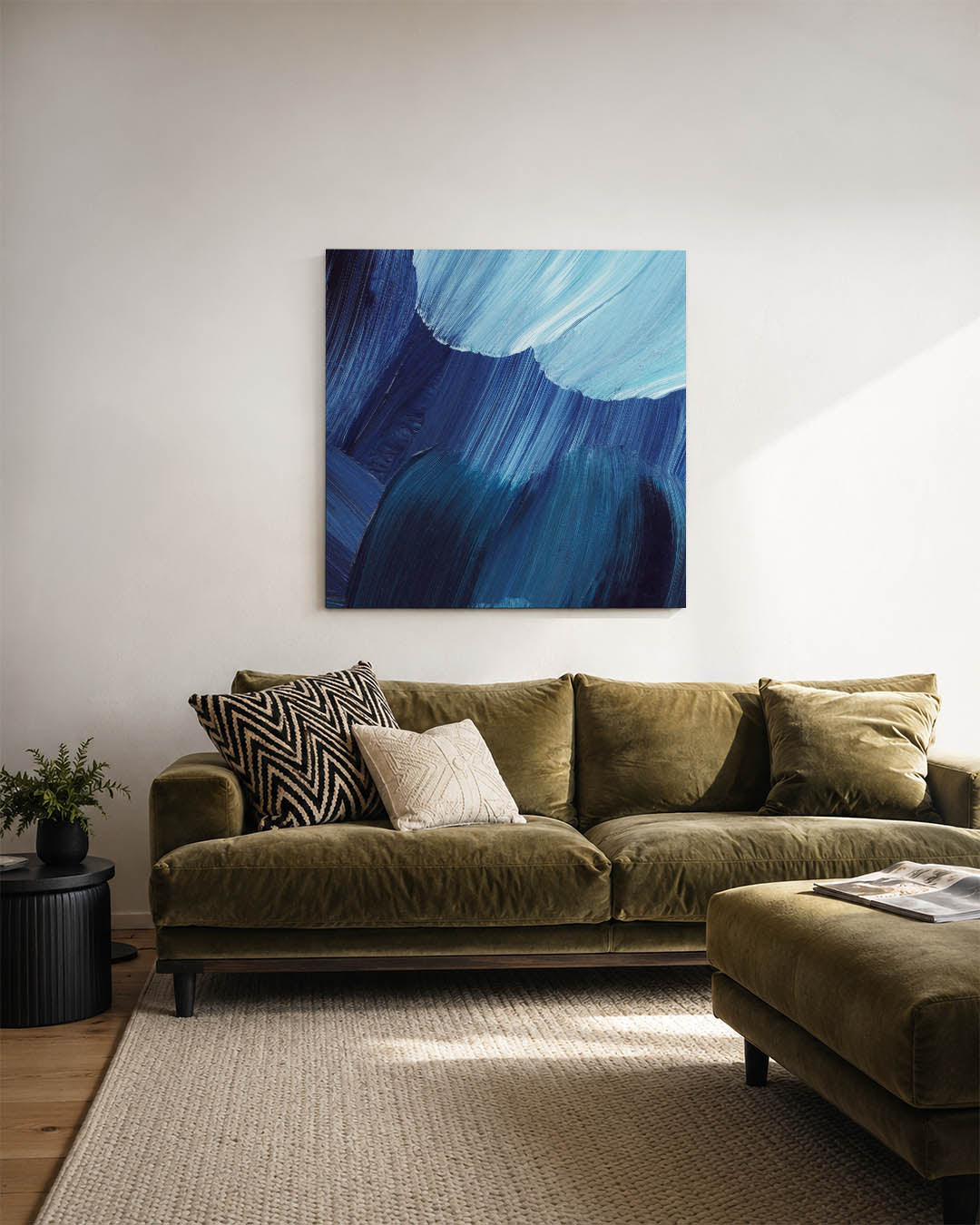 Dynamische blauwe beweging kunstwerk – sfeerbeeld – dit kunstwerk toont vloeiende penseelstreken in verschillende tinten