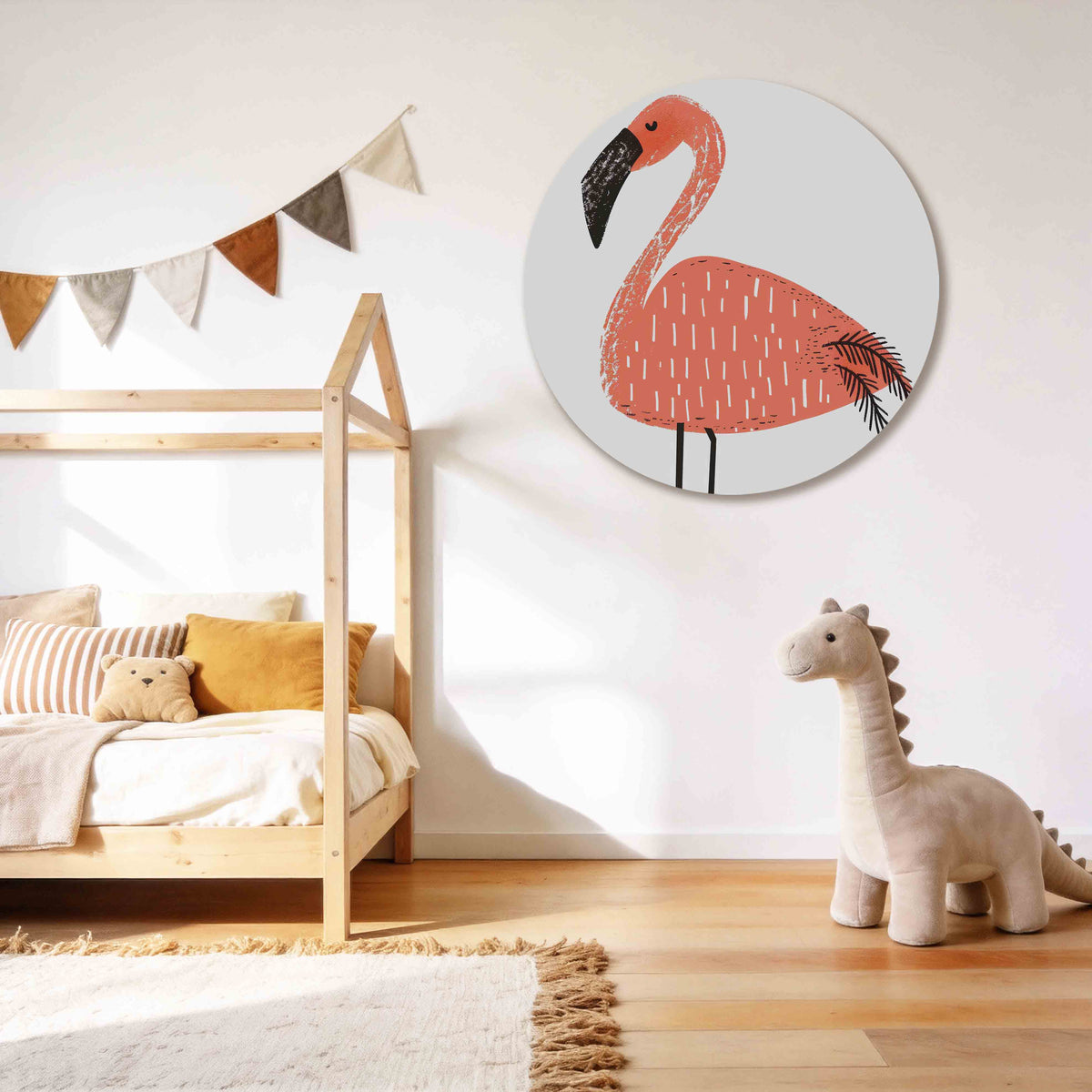 Flamingo Muurcirkel – tweede productweergave – Een flamingo met een oranje lichaam en zwarte snavel tegen een witte