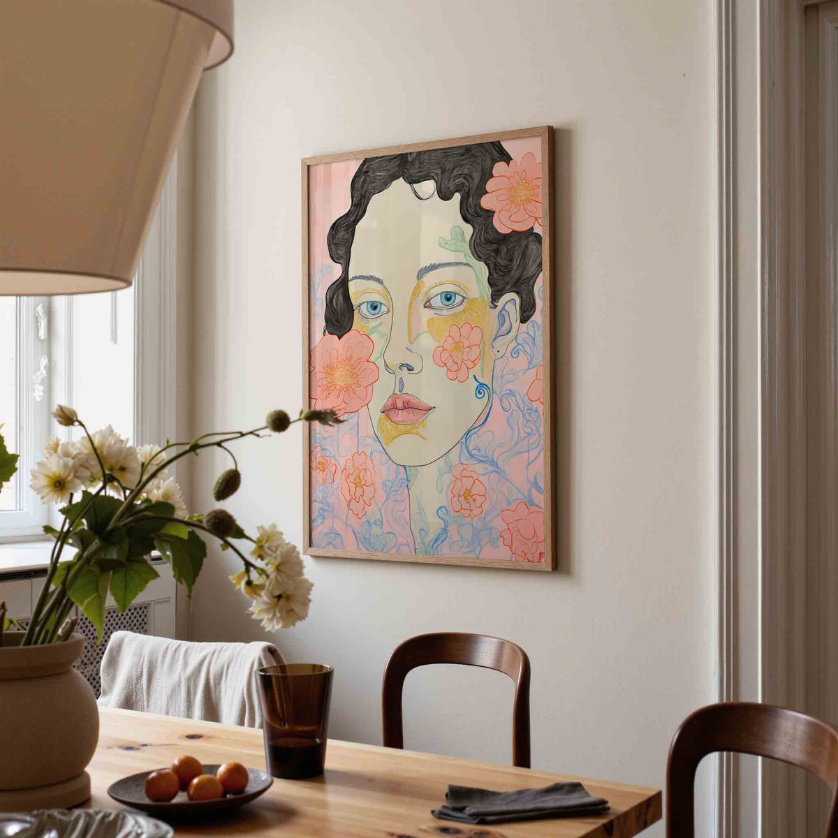 Vrouwelijk gezicht met bloemen – kunst en design poster in portret formaat