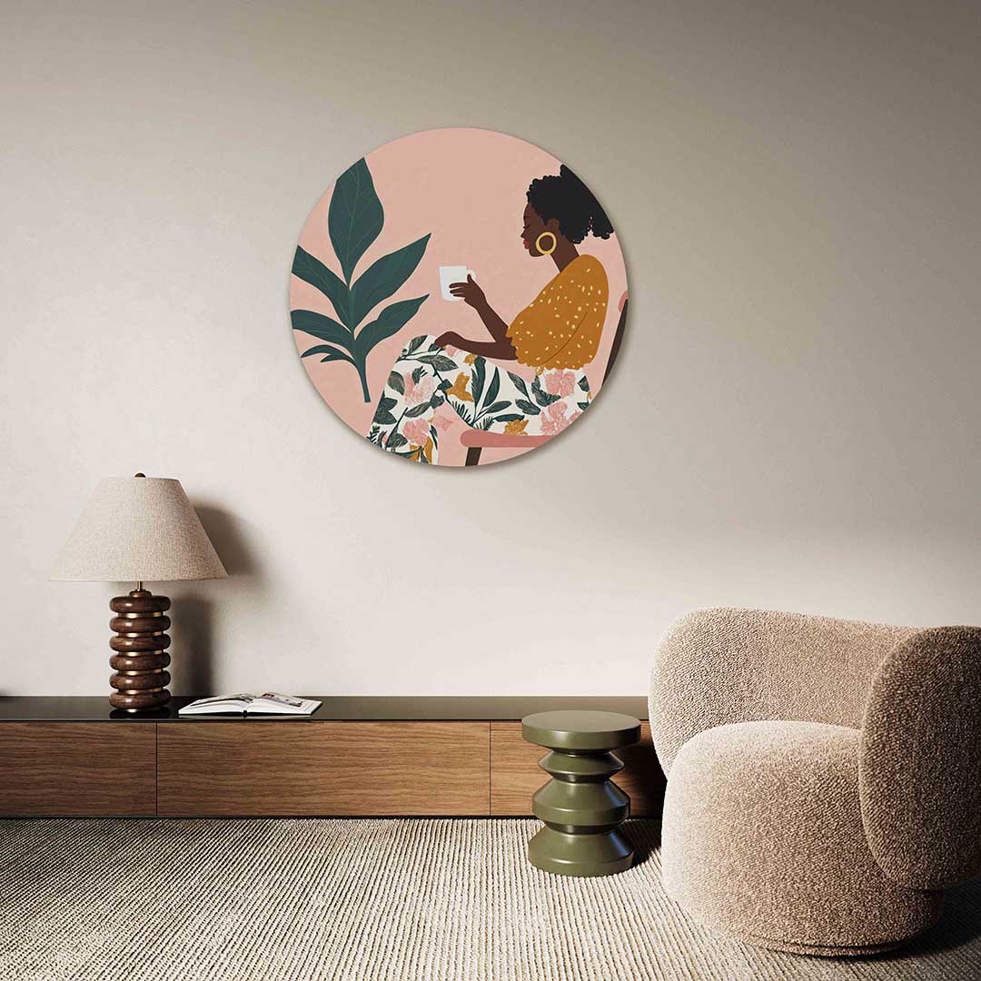 Vrouw met kopje en plant – abstracte muurcirkel als ronde wanddecoratie