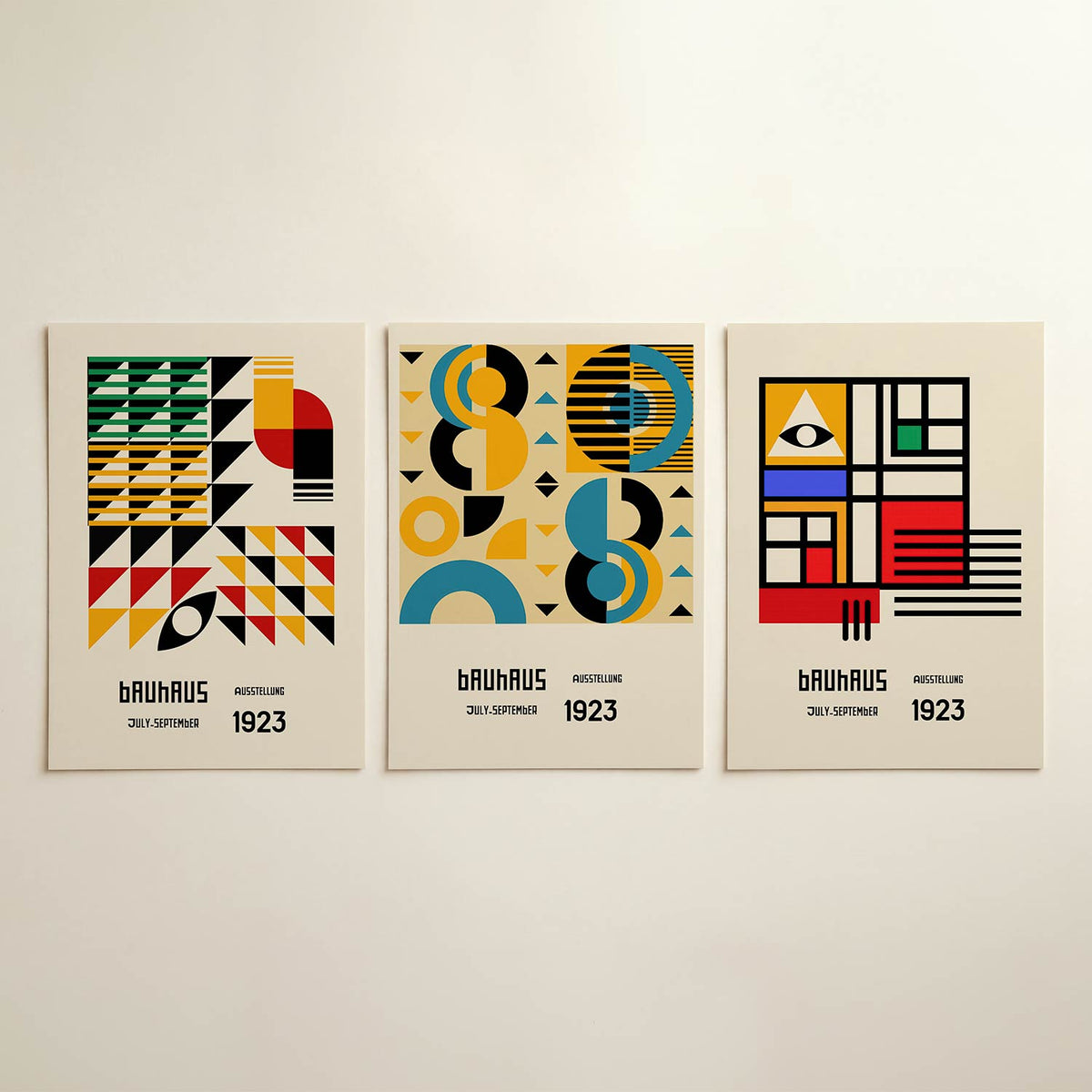 Kleurrijke vormenmix posterset – detailweergave – deze posterset in drie delen toont een speelse combinatie van driehoeken