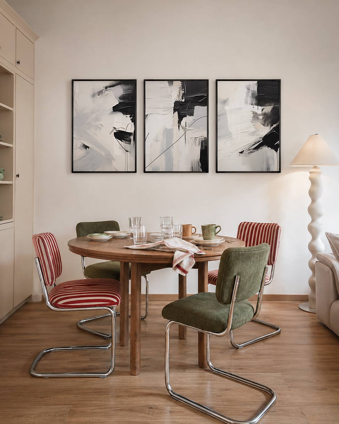 Zwart wit dynamiek – deze posterset in drie delen toont een spel van dikke, vloeiende witte en