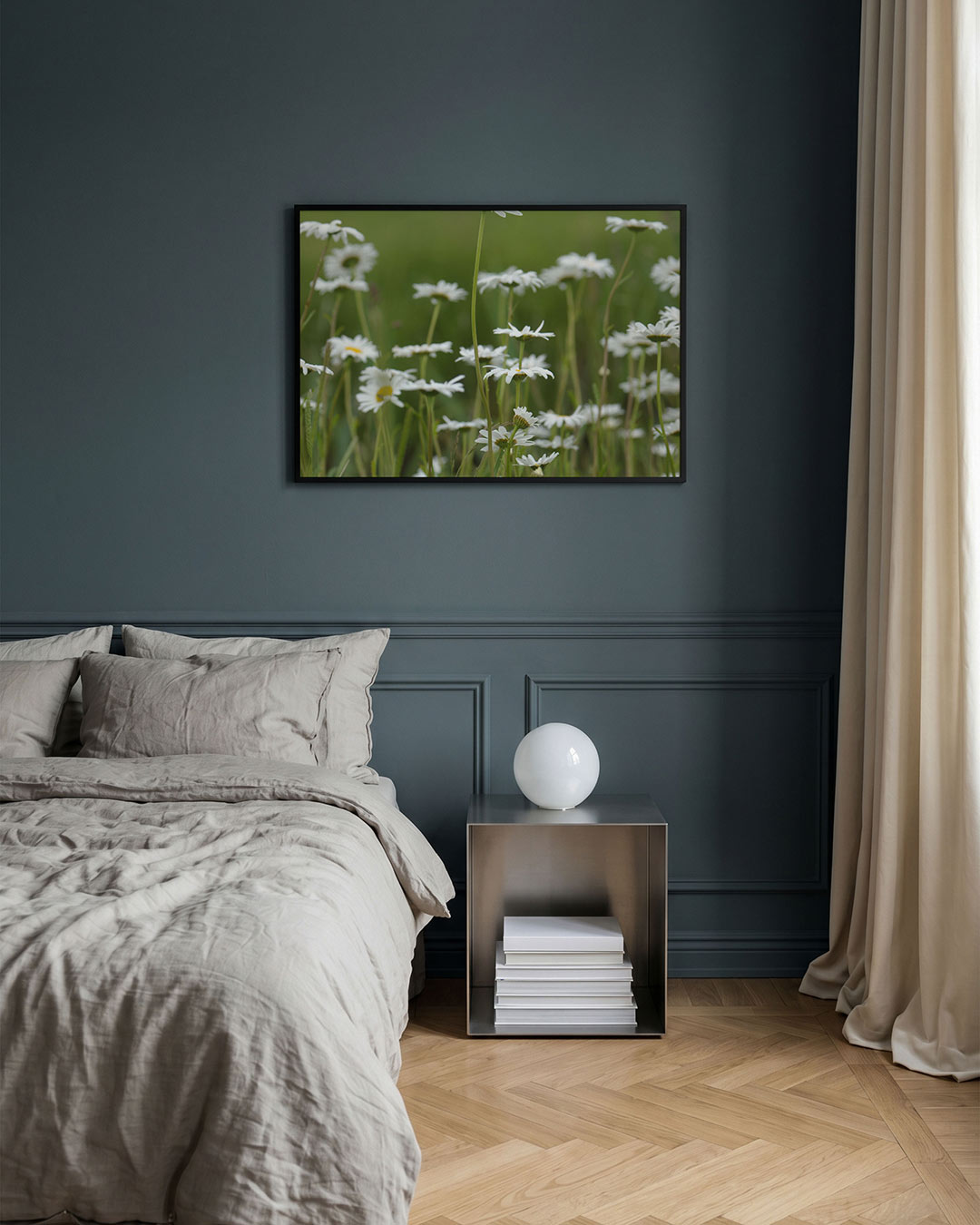 Bloemenveld poster – detailweergave – deze poster toont een veld vol witte bloemen met groene stelen tegen een wazige groene