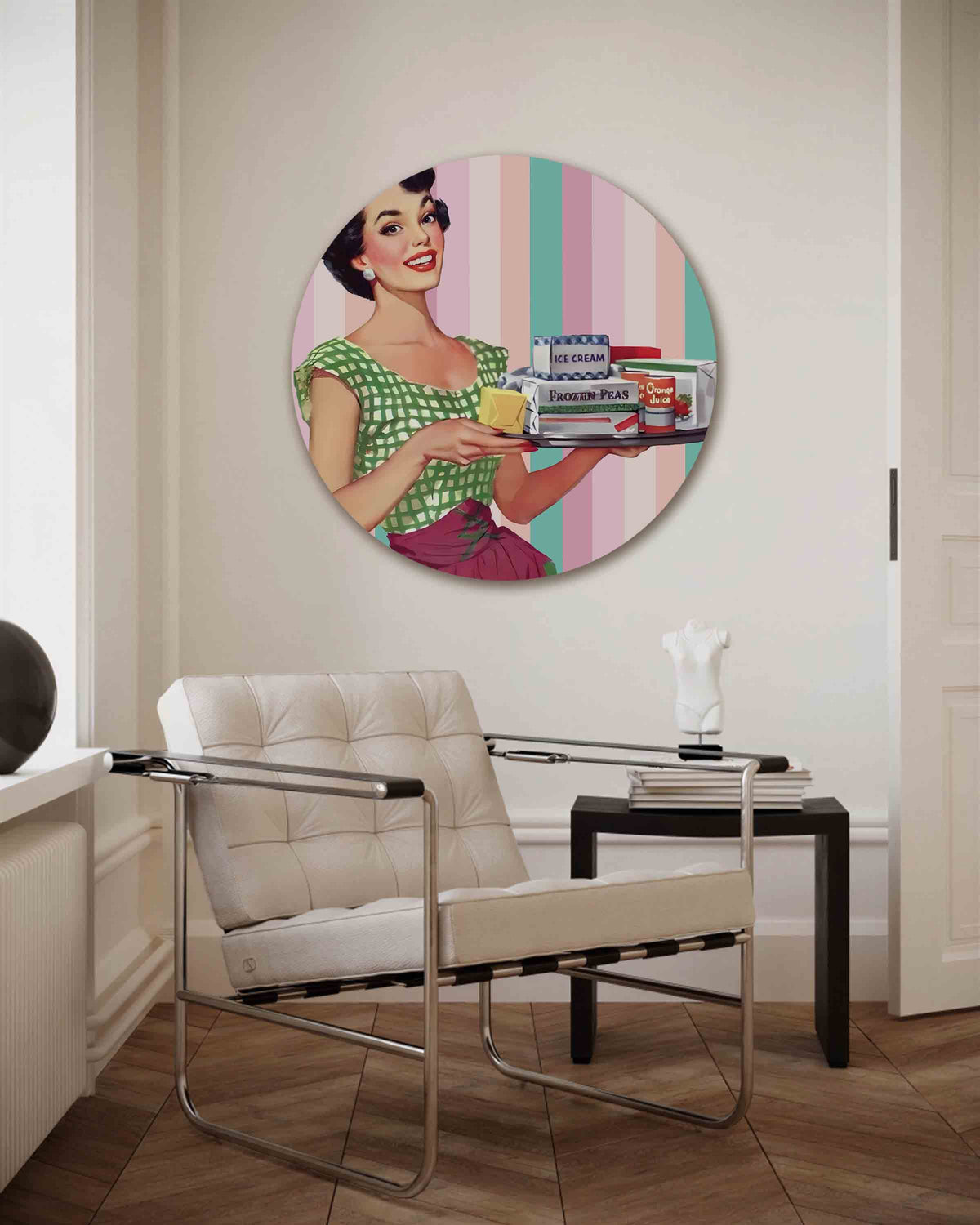 Vrouw met dienblad – Pop Art muurcirkel als ronde wanddecoratie