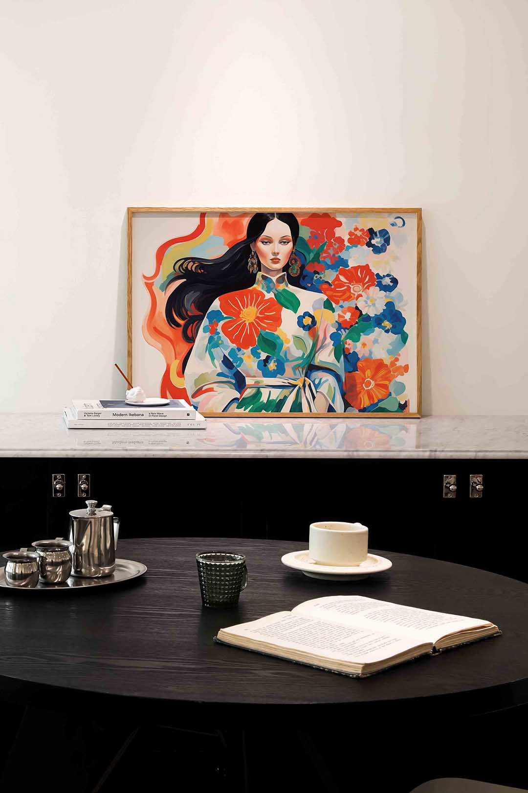 Vrouw met bloemenjurk – portret poster in liggend formaat