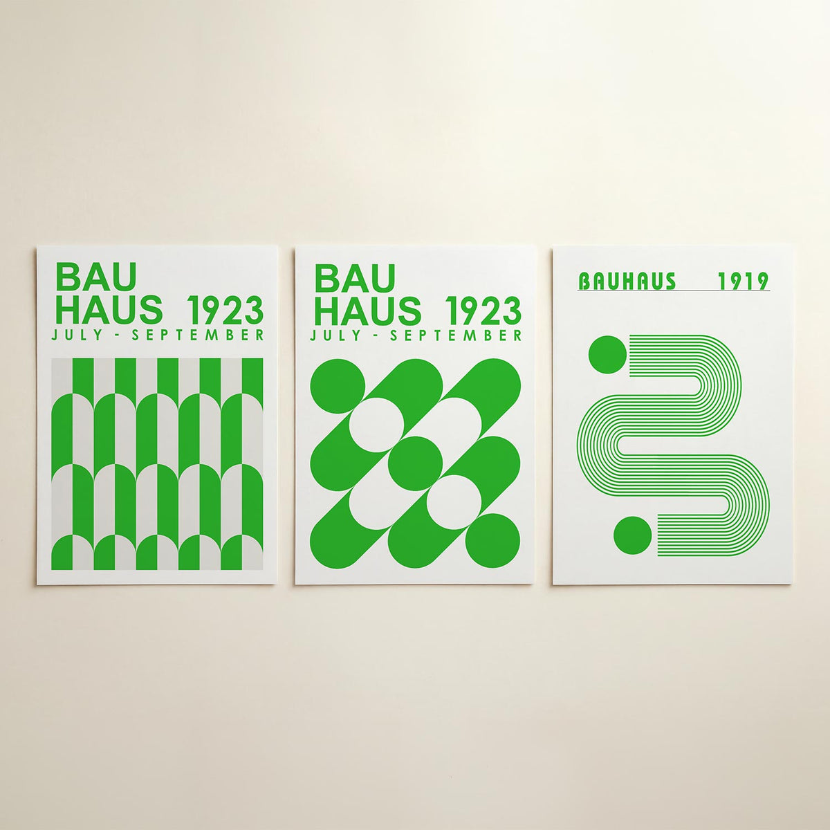 Groene lijnenritme driedelige posterset in interieur