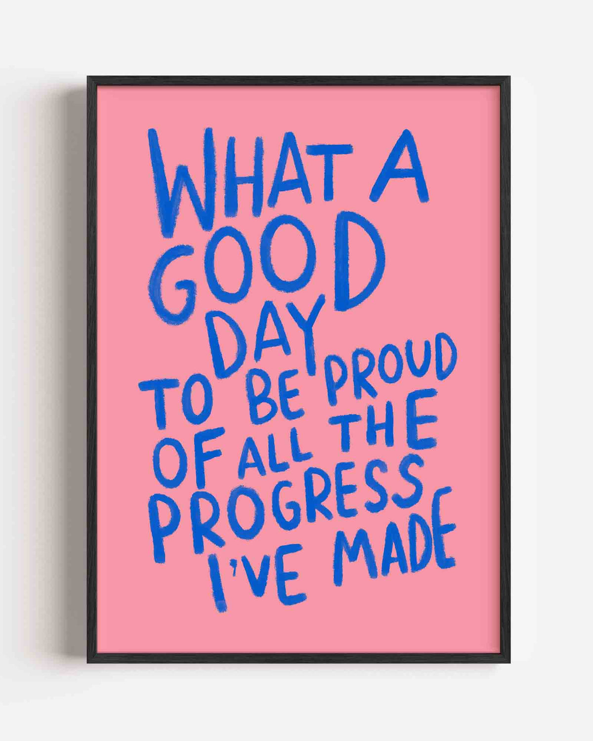 Blauwe tekst op roze achtergrond – Slow Living portret poster als wanddecoratie
