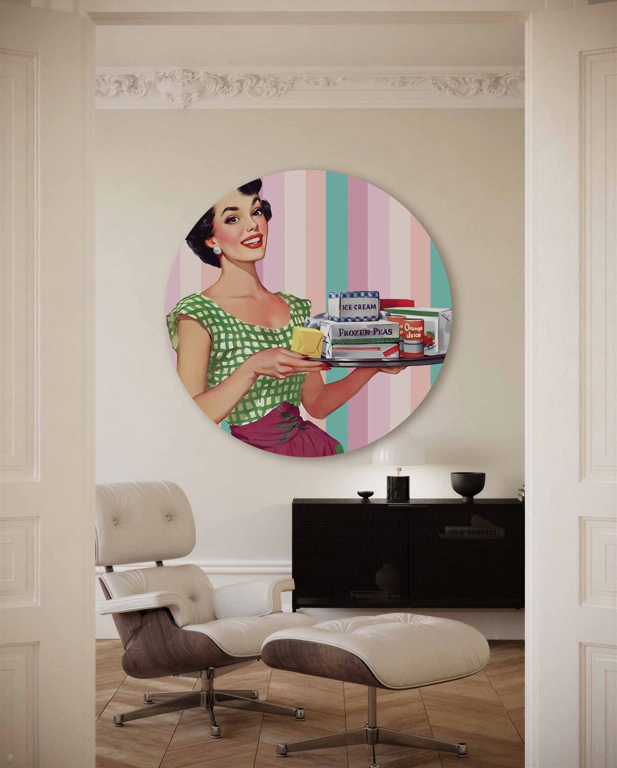 Vrouw met dienblad – kleurrijke Pop Art muurcirkel voor aan de muur