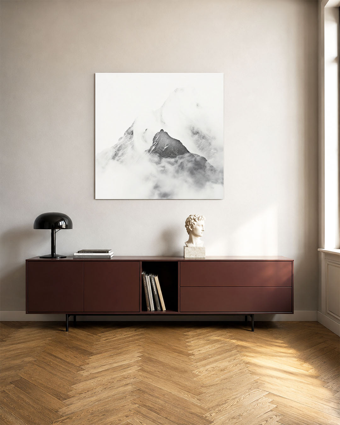 Berglandschap in mist kunstwerk – tweede productweergave – dit werk toont een majestueus berglandschap gehuld in zachte mist.