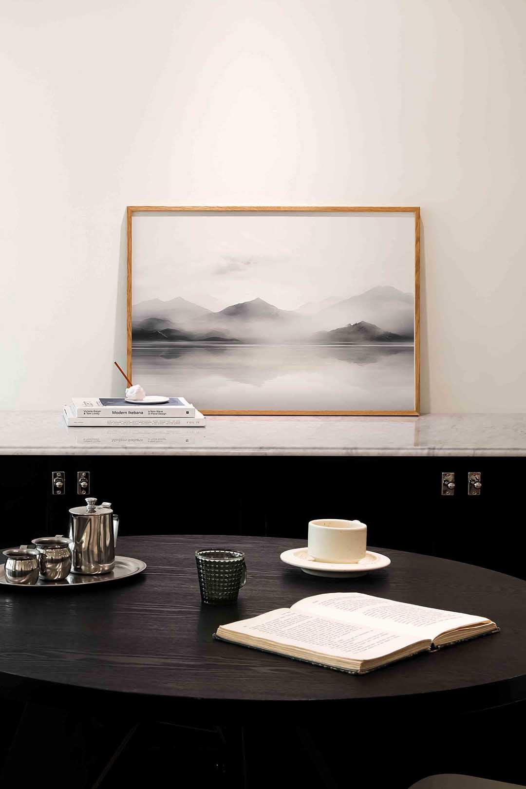 Mistige bergen – abstracte poster in liggend formaat