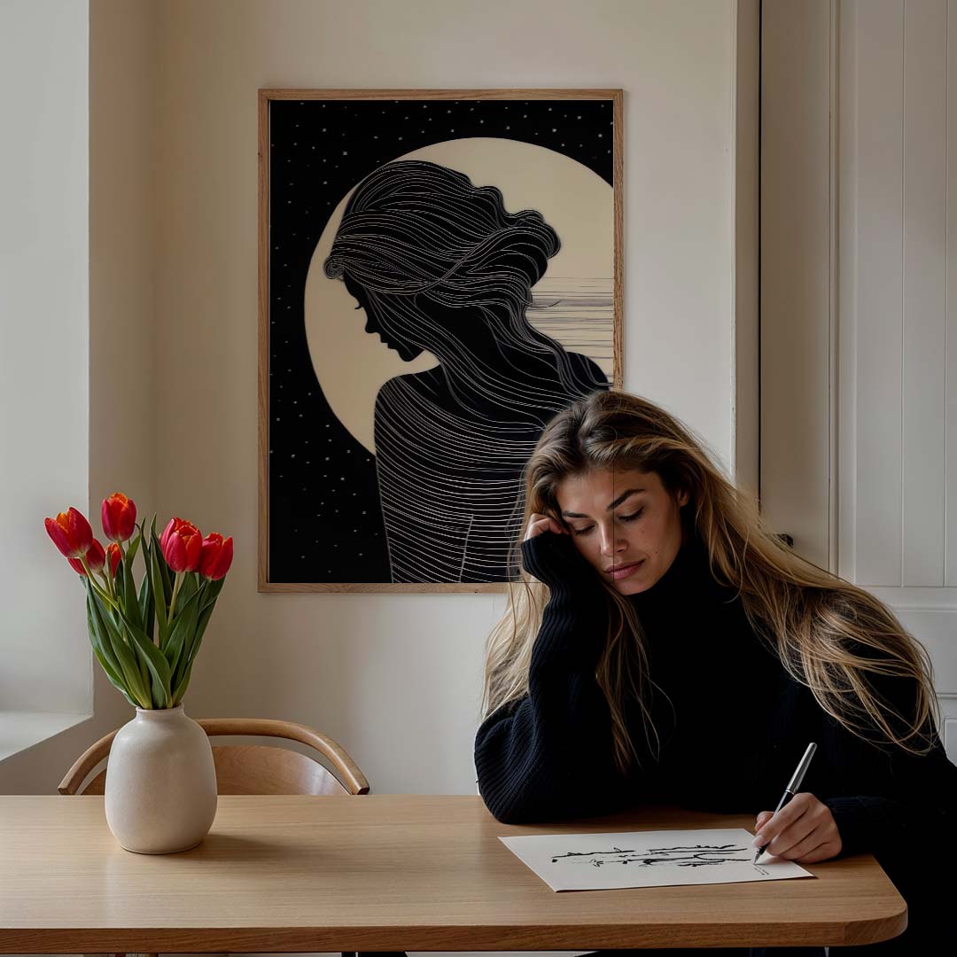 Dromerige Nachtvrouw – staande vrouwelijke wanddecoratie van WallArtistic