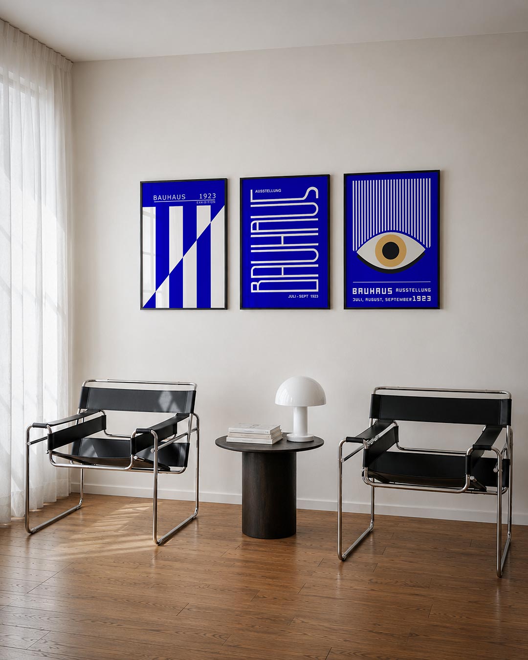 Kleur en lijnenspel driedelige posterset – deze posterset in drie delen toont een dynamisch spel van blauwe en witte vlakken.