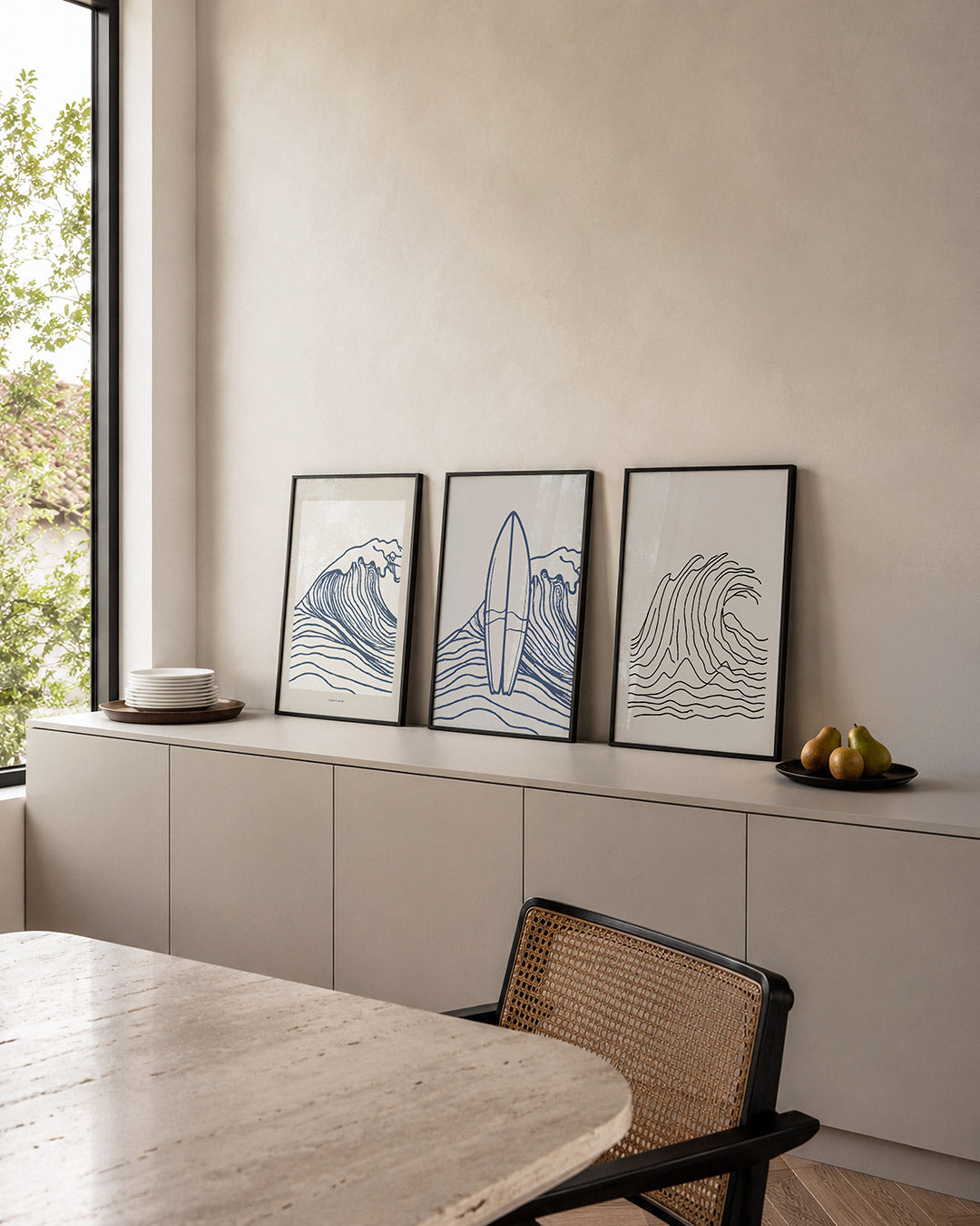 Golvend lijnenspel posterset – detailweergave – deze posterset toont vloeiende lijnen in blauw op een witte