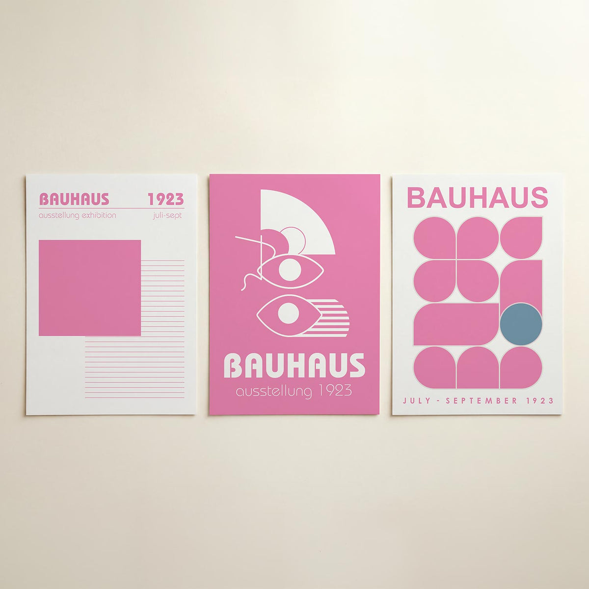 Roze lijnenspel posterset – detailweergave – deze posterset in drie delen toont een groot roze vierkant met daaronder fijne