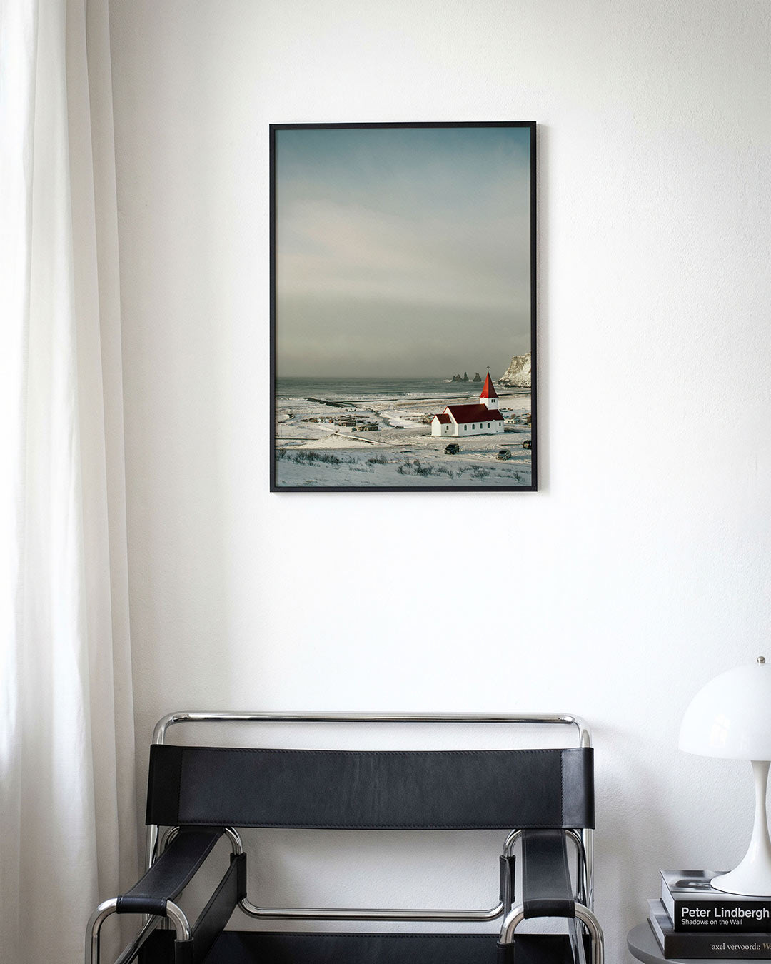 Winterse kustkerk poster – derde productweergave – deze poster toont een serene winterse kust met een witte kerk en rode