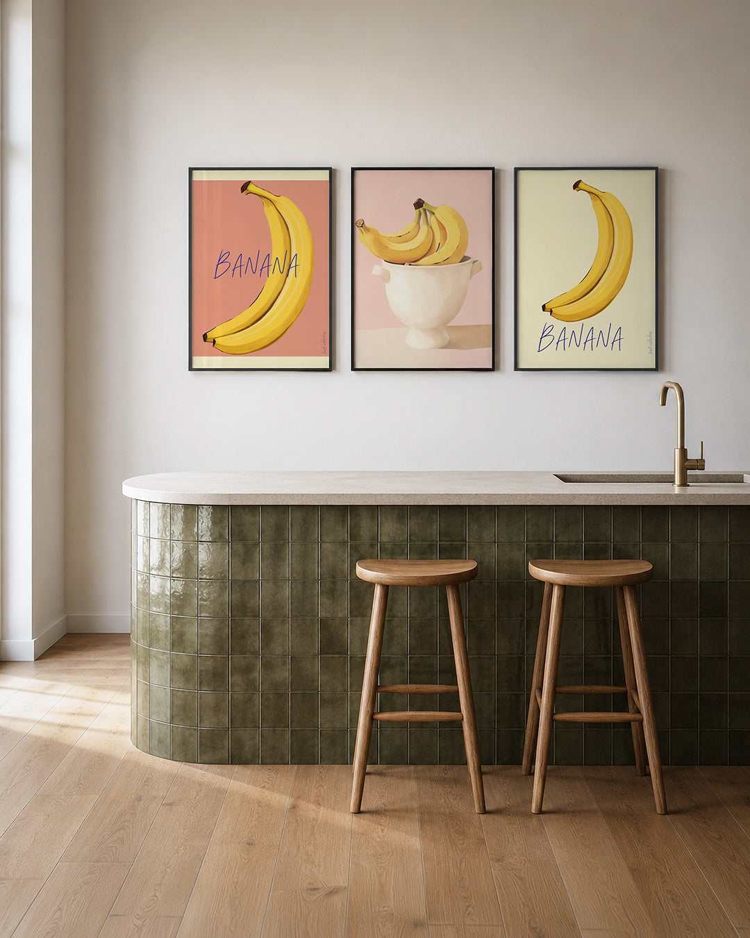 Fruitige kleurvlakken posterset – tweede productweergave – deze posterset toont een levendige banaan op een zachte