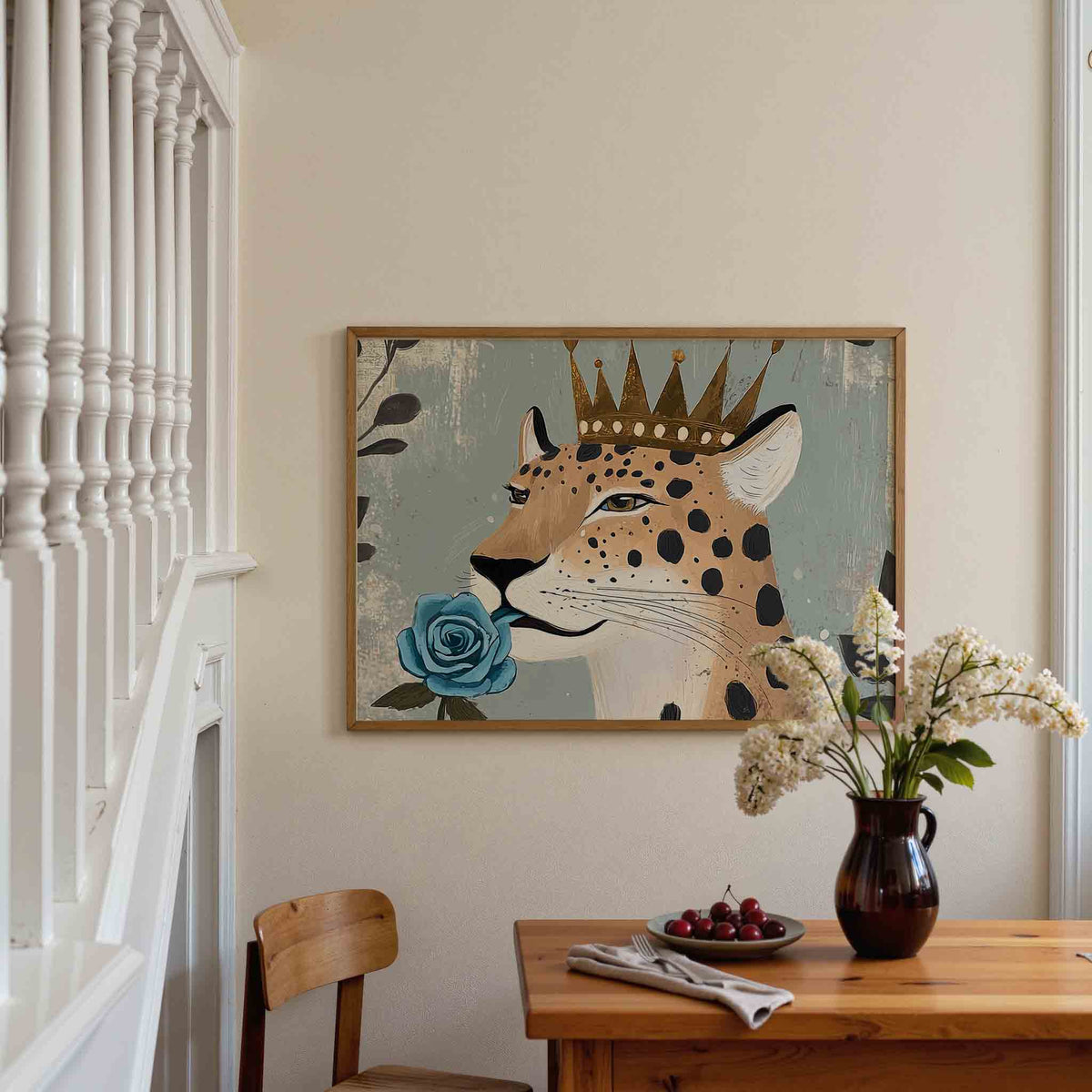 Luipaard met kroon en blauwe roos – dieren poster in liggend formaat
