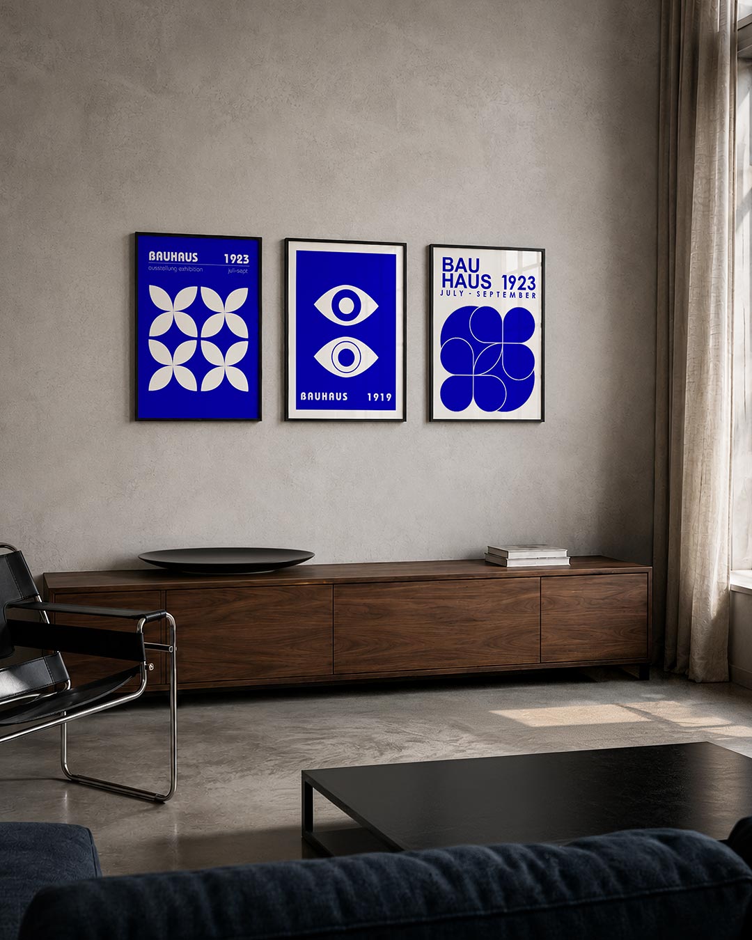 Vorm en kleur posterset – tweede productweergave – deze poster toont een levendige blauwe achtergrond met witte bloemachtige