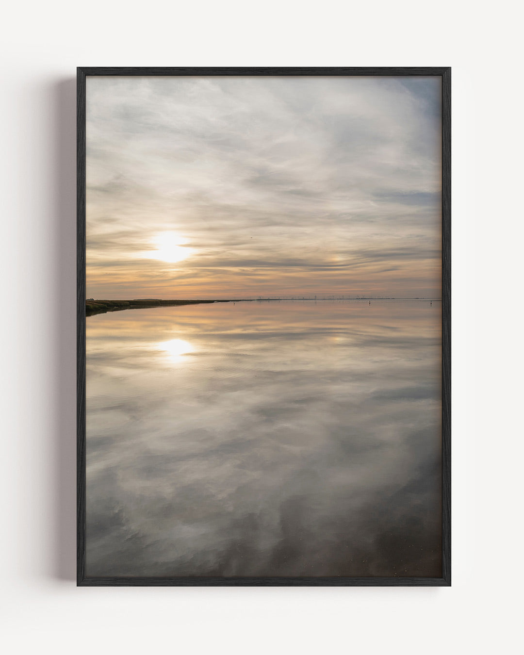 Rustige zonsondergang poster – portret wanddecoratie – deze poster toont een zonsondergang boven een kalm wateroppervlak, met