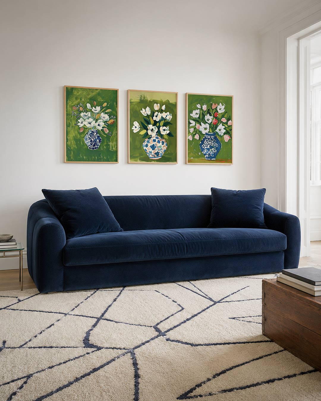 Bloemen en vaas driedelige posterset – een levendige compositie van witte bloemen in een