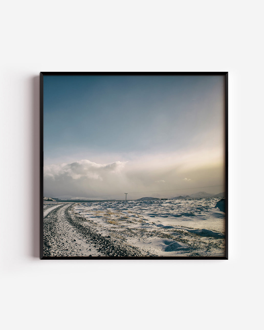 Winterlandschap met weg poster – vierkante wanddecoratie – een serene winterse scène met een besneeuwde weg die door een open