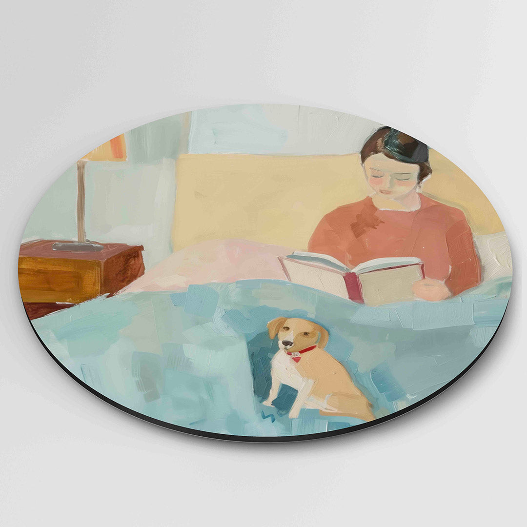 Lezende vrouw met hond – kleurrijke wandkunst als muurcirkel